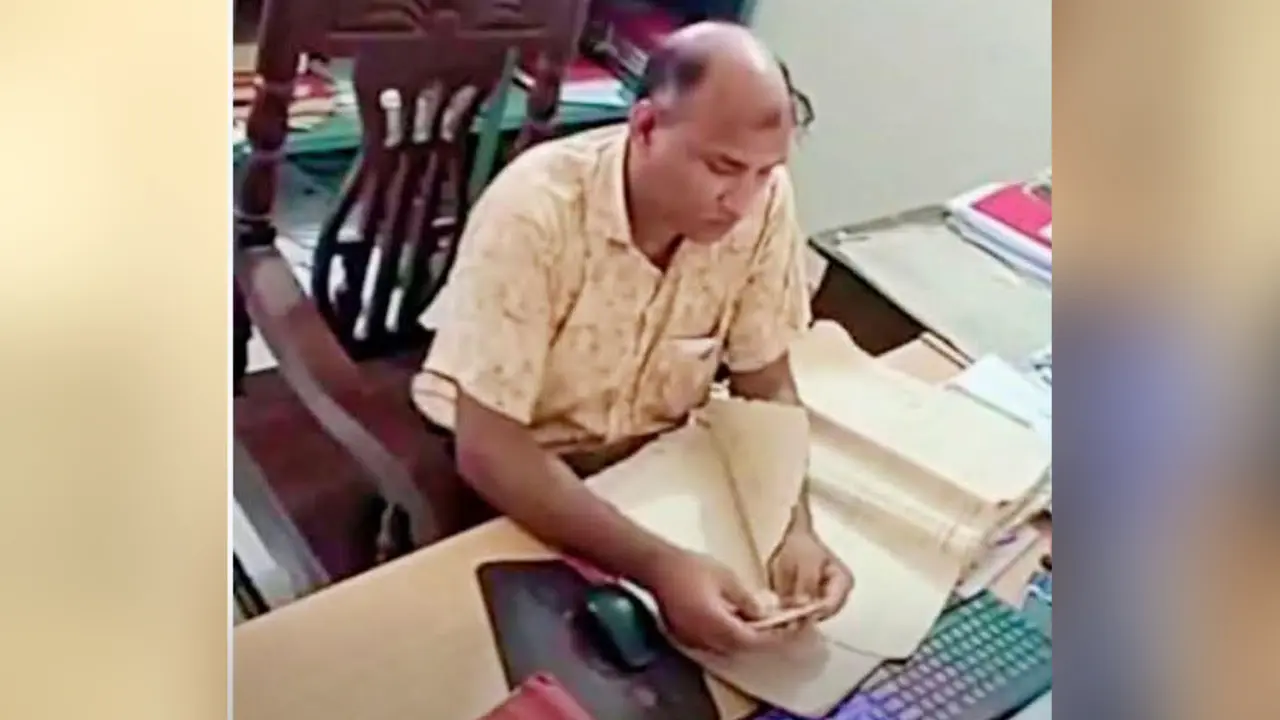 চাঁপাইনবাবগঞ্জে তহসিলদারের ‘ঘুষ’ নেওয়ার ভিডিও ভাইরাল