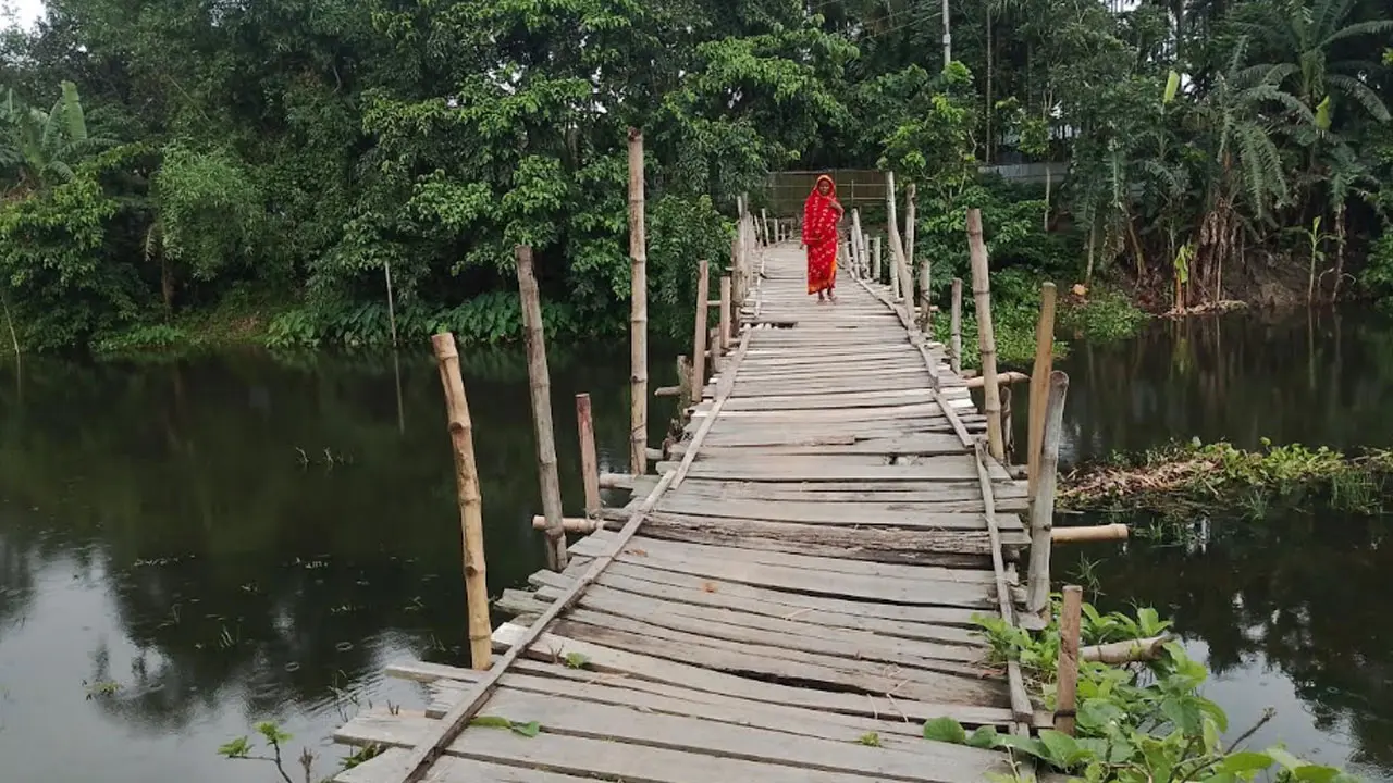নীলকমল নদীতে ঝুঁকিপূর্ণ কাঠের সেতু, দুর্ভোগে ৭ হাজার মানুষ