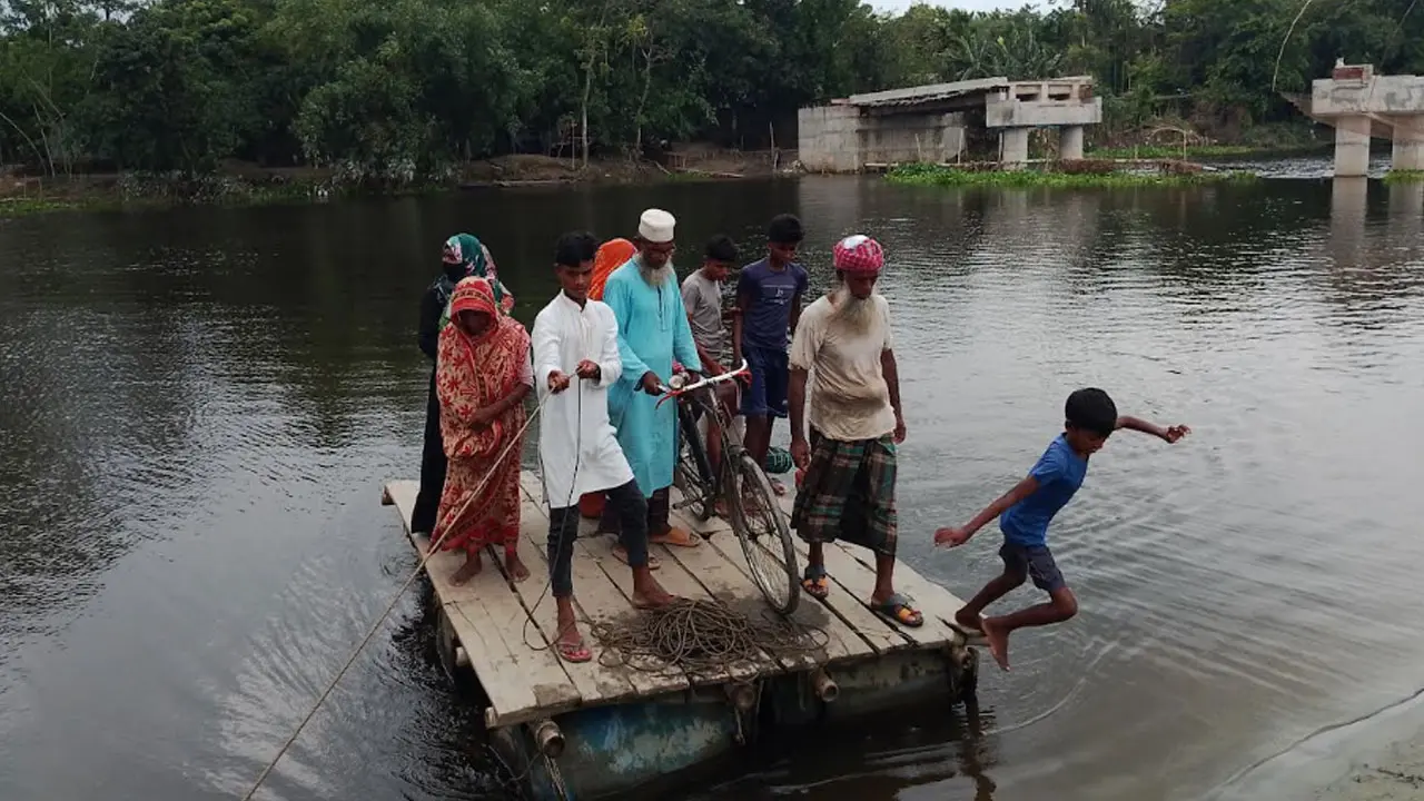 পাঁচ বছরেও শেষ হয়নি ব্রিজের নির্মাণকাজ, ড্রামের ভেলায় ঝুঁকিপূর্ণ পারাপার