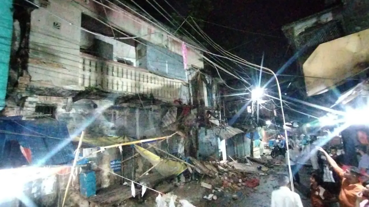 ভৈরবে শতবর্ষী ভবনধস, অল্পের জন্য রক্ষা পেলেন ব্যবসায়ী ও পথচারীরা