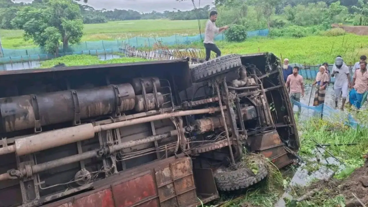 নলছিটিতে খাদে যাত্রীবাহী বাস, প্রাণ গেল সুপারভাইজারের