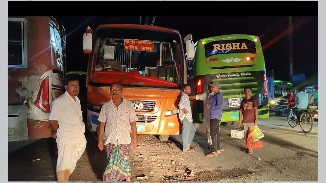 নীলফামারীতে চাঁদাবাজির প্রতিবাদে ৪ ঘন্টা সড়ক অবরোধ