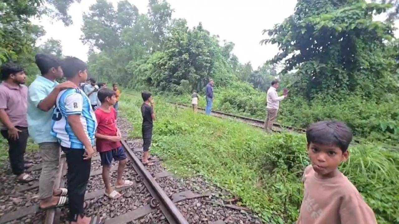 রেললাইনের দেড় কিলোমিটারজুড়ে ছড়িয়ে ছিল ব্যবসায়ীর দেহাংশ