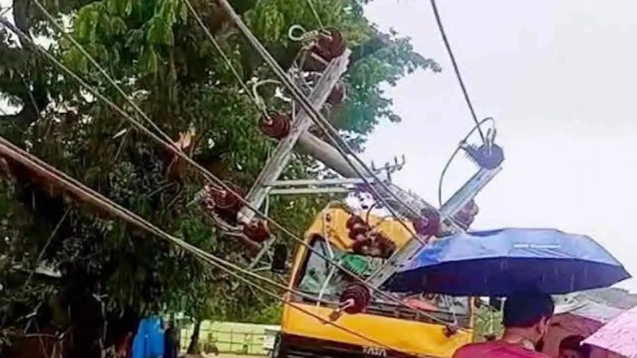টানা বৃষ্টিতে চট্টগ্রামের বহু এলাকা বিদ্যুৎহীন, ভোগান্তিতে পরীক্ষার্থীরা