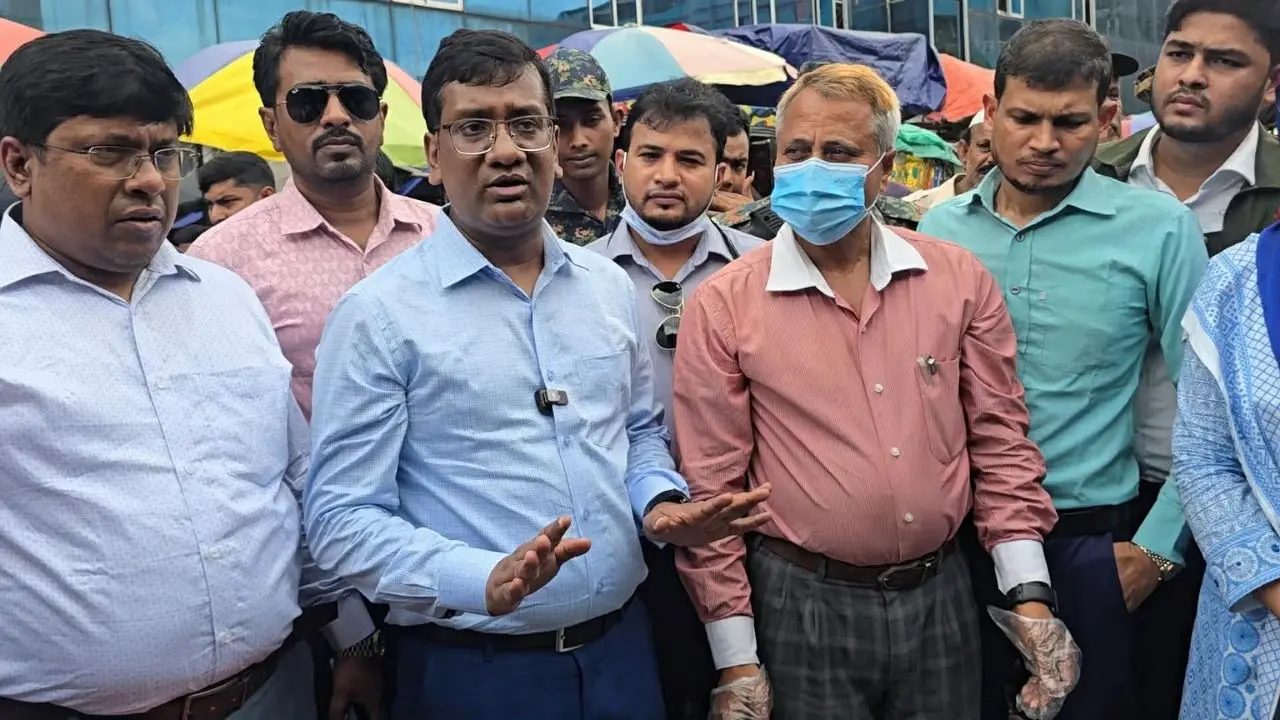 রাজধানীর বাজারে চিংড়িতে জেলি, অভিযানে জব্দ ও ধ্বংস