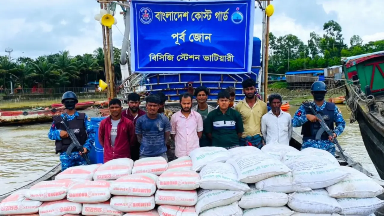 মিয়ানমারে পাচারের পথে সিমেন্ট-সার জব্দ, আটক ১০