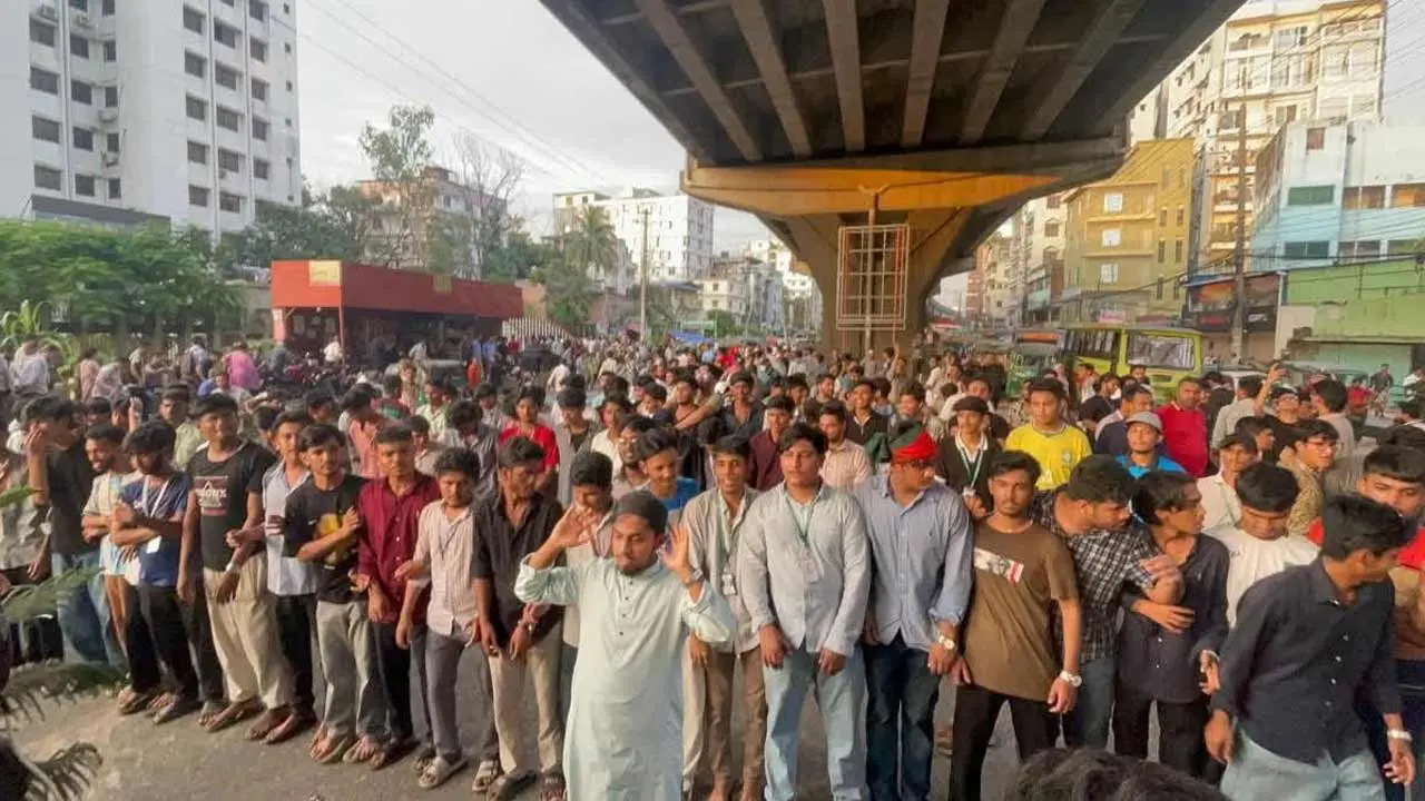 চট্টগ্রামে শিক্ষামন্ত্রীর গায়েবানা জানাজা পড়ল শিক্ষার্থীরা
