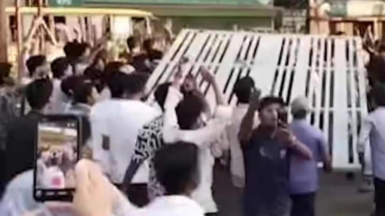 চট্টগ্রাম শিক্ষা বোর্ডের প্রধান ফটক ভেঙে বিক্ষোভ