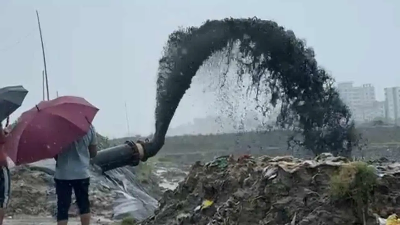 শাহ আমানতের রানওয়ের জলাবদ্ধতা নিরসনে খাল খনন করছে বন্দর কর্তৃপক্ষ