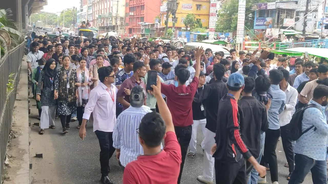 ৭ দফা দাবি জানিয়ে সড়ক ছেড়েছেন চট্টগ্রামের শিক্ষার্থীরা