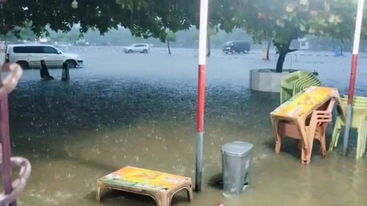 পানিতে তলিয়ে গেছে চট্টগ্রাম বিমানবন্দরের প্রবেশপথ-পার্কিং জোন