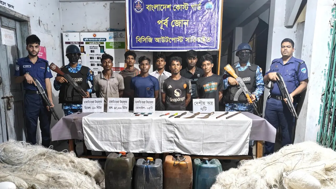 চট্টগ্রামে দেশীয় অস্ত্রসহ ৭ জলদস্যু আটক