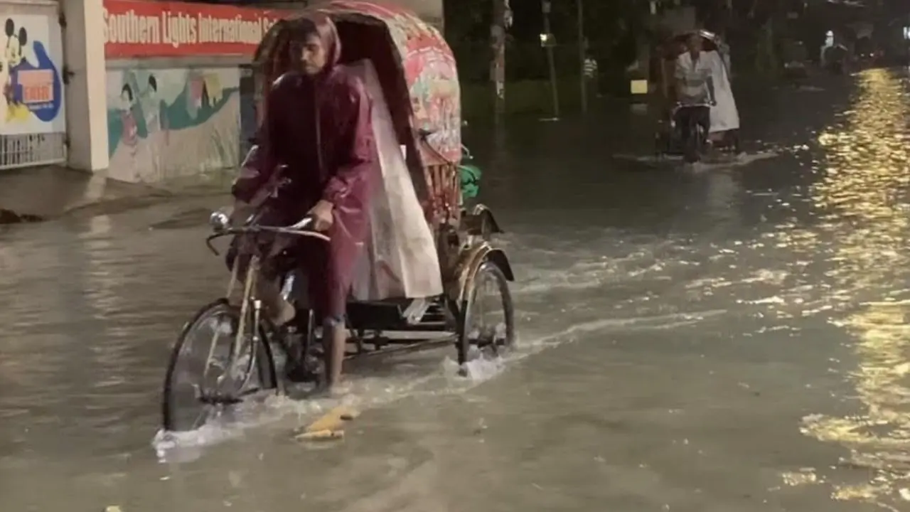 টানা বৃষ্টিতে চট্টগ্রামের নিম্নাঞ্চলে জলাবদ্ধতা