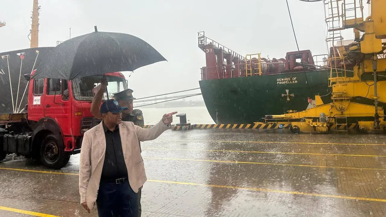 ভারী বৃষ্টিতে বন্দর পরিদর্শনে চেয়ারম্যান, কার্যক্রম সচল রাখার নির্দেশ
