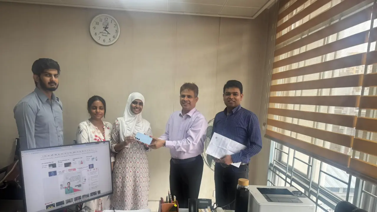 বিদেশি শিক্ষার্থীর হারিয়ে যাওয়া মোবাইল উদ্ধার করে ফিরিয়ে দিল সিআইডি