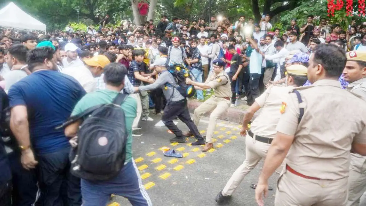 ককরোচ পার্টির পার্লামেন্ট অভিমুখে পদযাত্রা ছত্রভঙ্গ করে দিলো পুলিশ