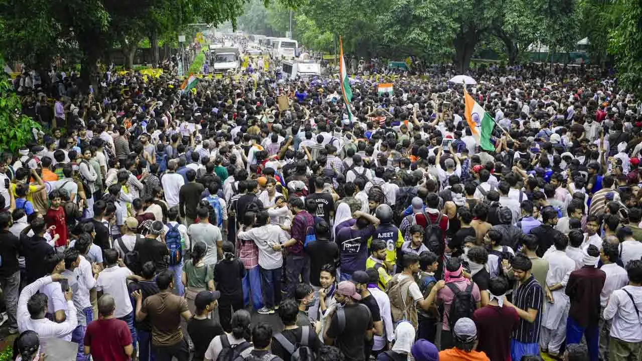 আন্দোলনে কাঁপছে দিল্লি, চাপের মুখে মোদি