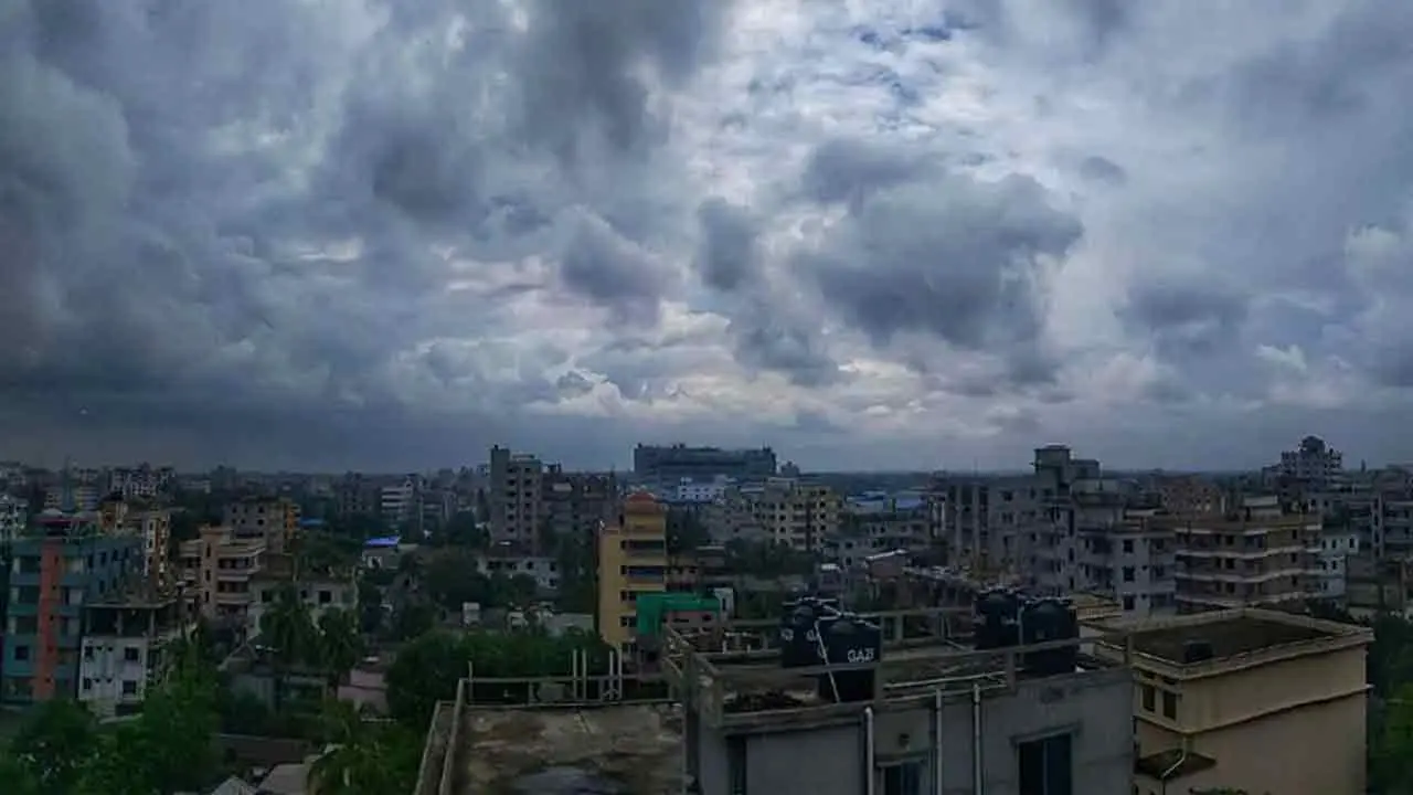 ঢাকার আকাশ মেঘাচ্ছন্ন, বজ্রবৃষ্টির আভাস