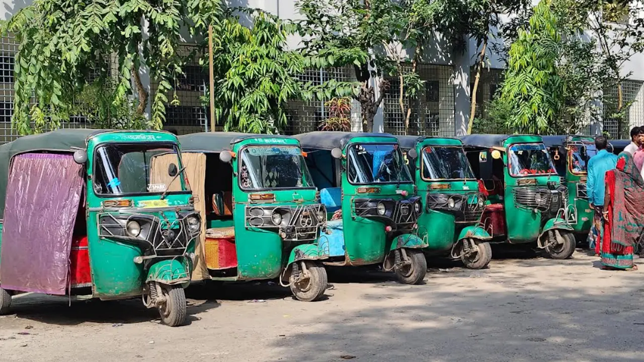 সিরাজগঞ্জ ডিসি কার্যালয় যেন সিএনজি স্ট্যান্ড, ভোগান্তিতে সেবাপ্রার্থীরা