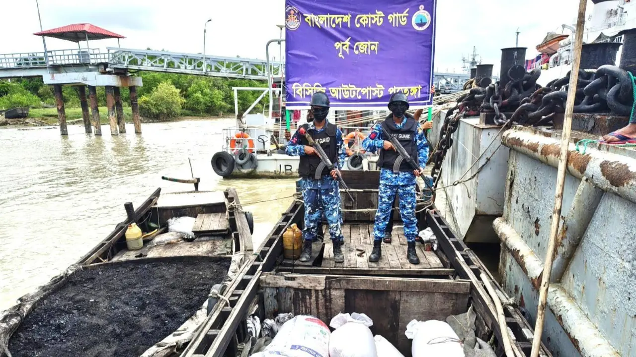 চট্টগ্রামে চোরাই কয়লা-গমের ভুষিসহ দুটি কাঠের বোট জব্দ