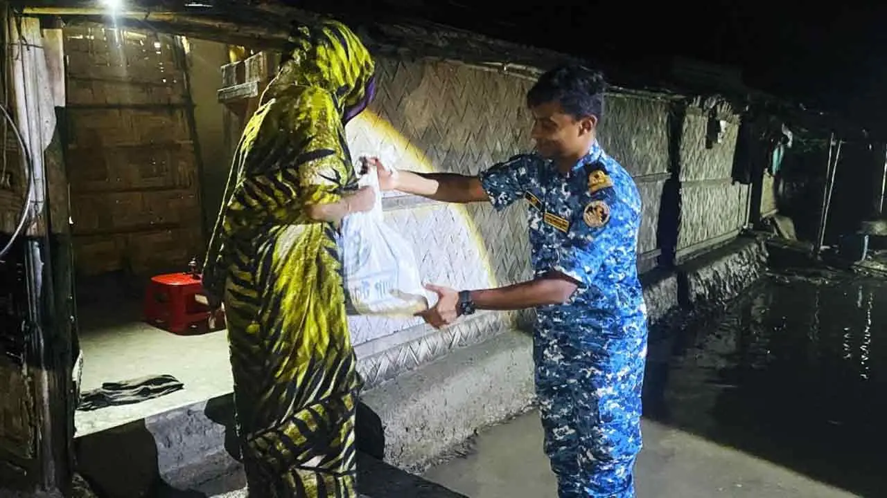 দুর্যোগে ক্ষতিগ্রস্ত উপকূলের মানুষের পাশে কোস্ট গার্ড
