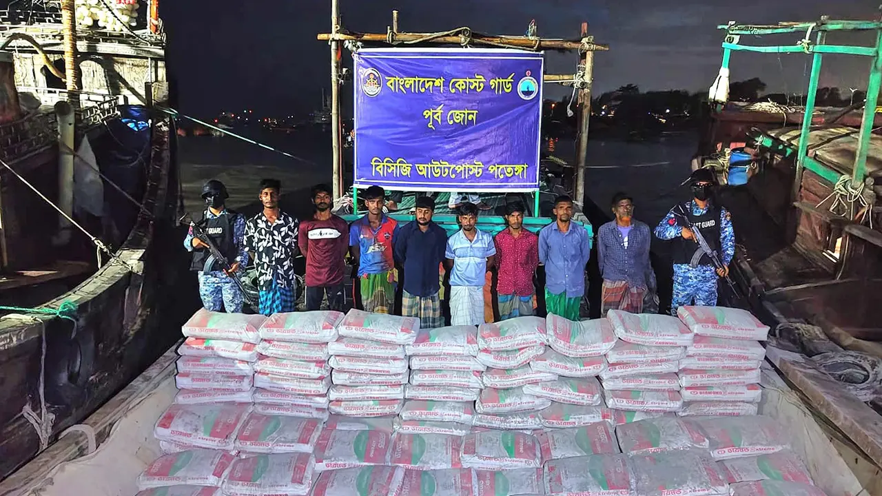 মিয়ানমারে পাচারকালে সিমেন্ট-সার জব্দ, আটক ২২