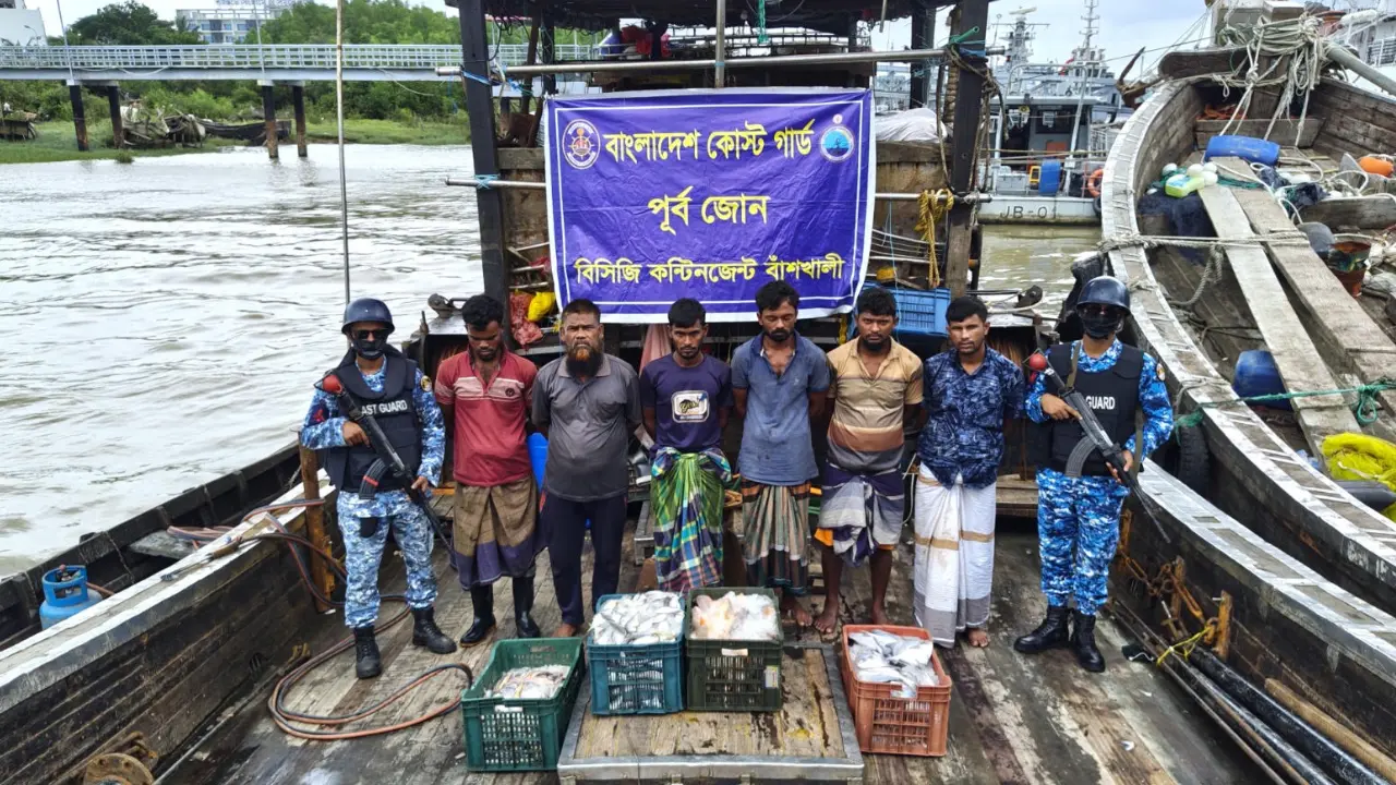 চট্টগ্রামে অবৈধ ট্রলিং বোটসহ ৬ জেলে আটক