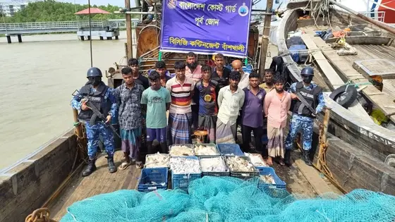 বাঁশখালীতে কোস্ট গার্ডের অভিযান : ট্রলিং জাল-মাছ জব্দ, আটক ১৩