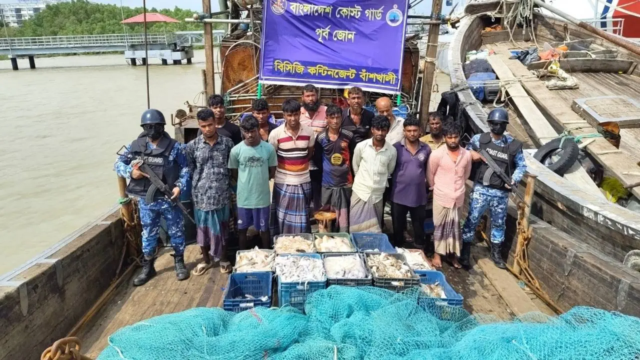 বাঁশখালীতে কোস্ট গার্ডের অভিযান : ট্রলিং জাল-মাছ জব্দ, আটক ১৩