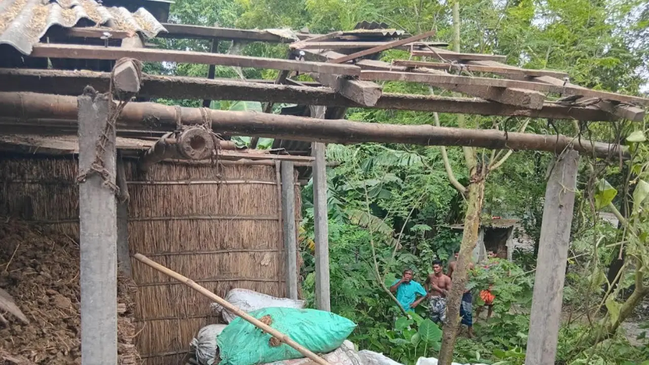 বসতবাড়িতে ককটেল বিস্ফোরণ, উড়ে গেল টিনের চাল