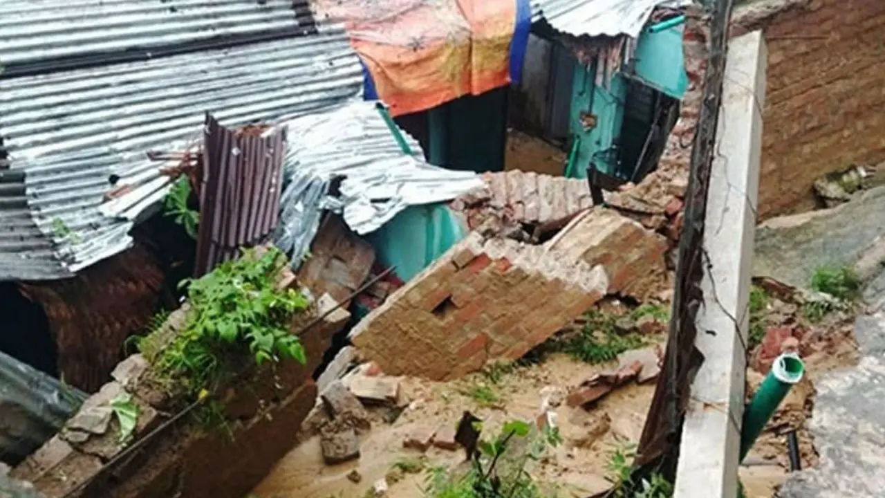 চট্টগ্রামে দেওয়াল ধসে প্রাণ গেল যুবকের, আহত ৩