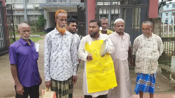 কানে তুলো, হাতে থালা—শব্দদূষণের বিরুদ্ধে কলেজশিক্ষকের অভিনব প্রতিবাদ