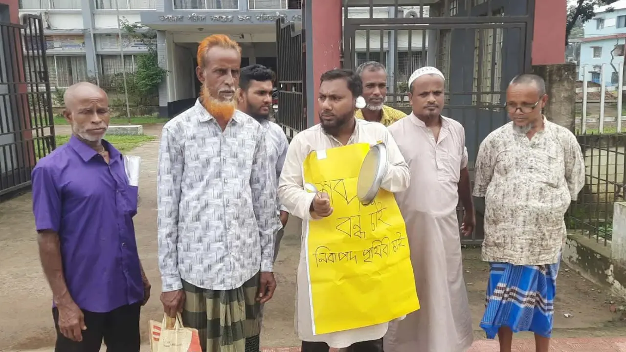 কানে তুলো, হাতে থালা—শব্দদূষণের বিরুদ্ধে কলেজশিক্ষকের অভিনব প্রতিবাদ