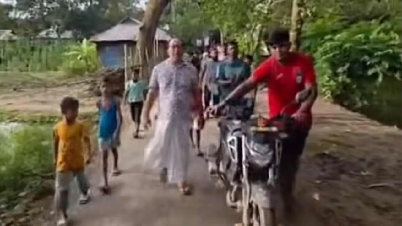 লুঙ্গি পরে মাদককারবারিদের ধাওয়া দিলেন কুমিল্লার এমপি জসীম