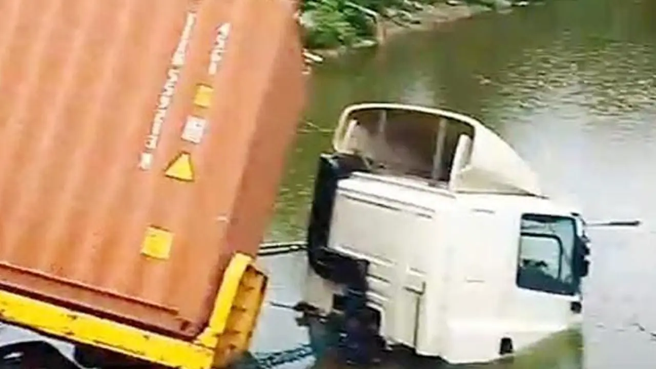 কুমিল্লায় অটোরিকশায় লরির ধাক্কায় প্রাণ গেল দুইজনের