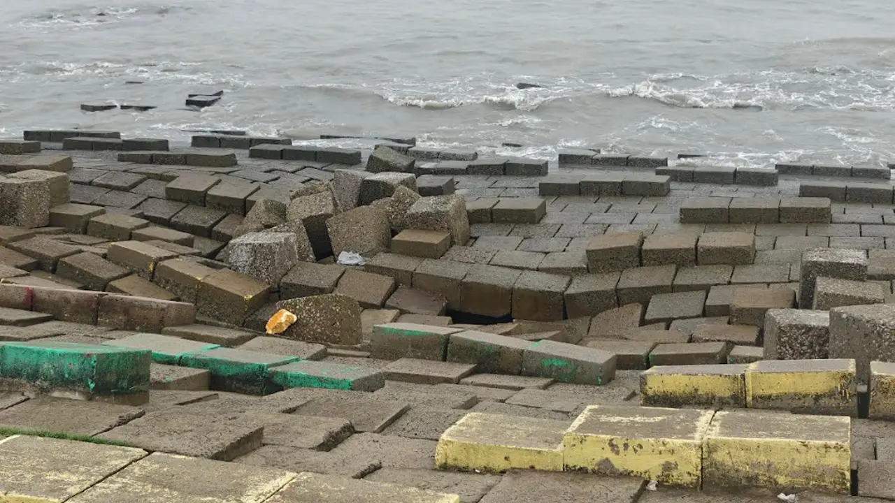 কুয়াকাটা শহর রক্ষা বাঁধে ফাটল, সরে যাচ্ছে সিসি ব্লক