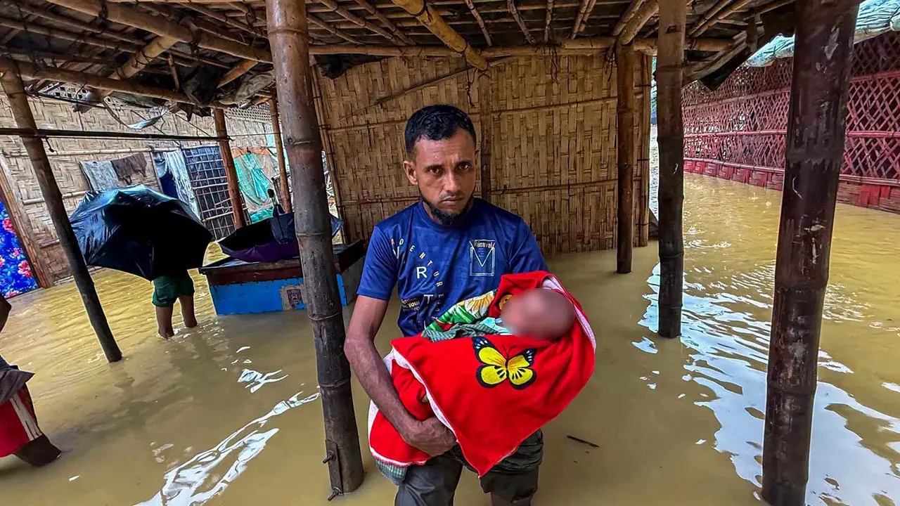 কক্সবাজারে দুই দিনে ১৩ প্রাণহানি, পানির নিচে ৩৫ ইউনিয়ন