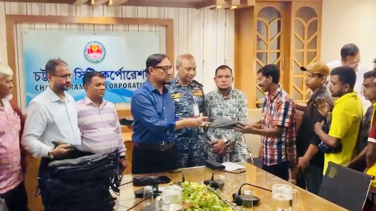 প্রায় সাড়ে তিন হাজার পরিচ্ছন্নতাকর্মীকে রেইনকোট দিলেন চসিক মেয়র শাহাদাত