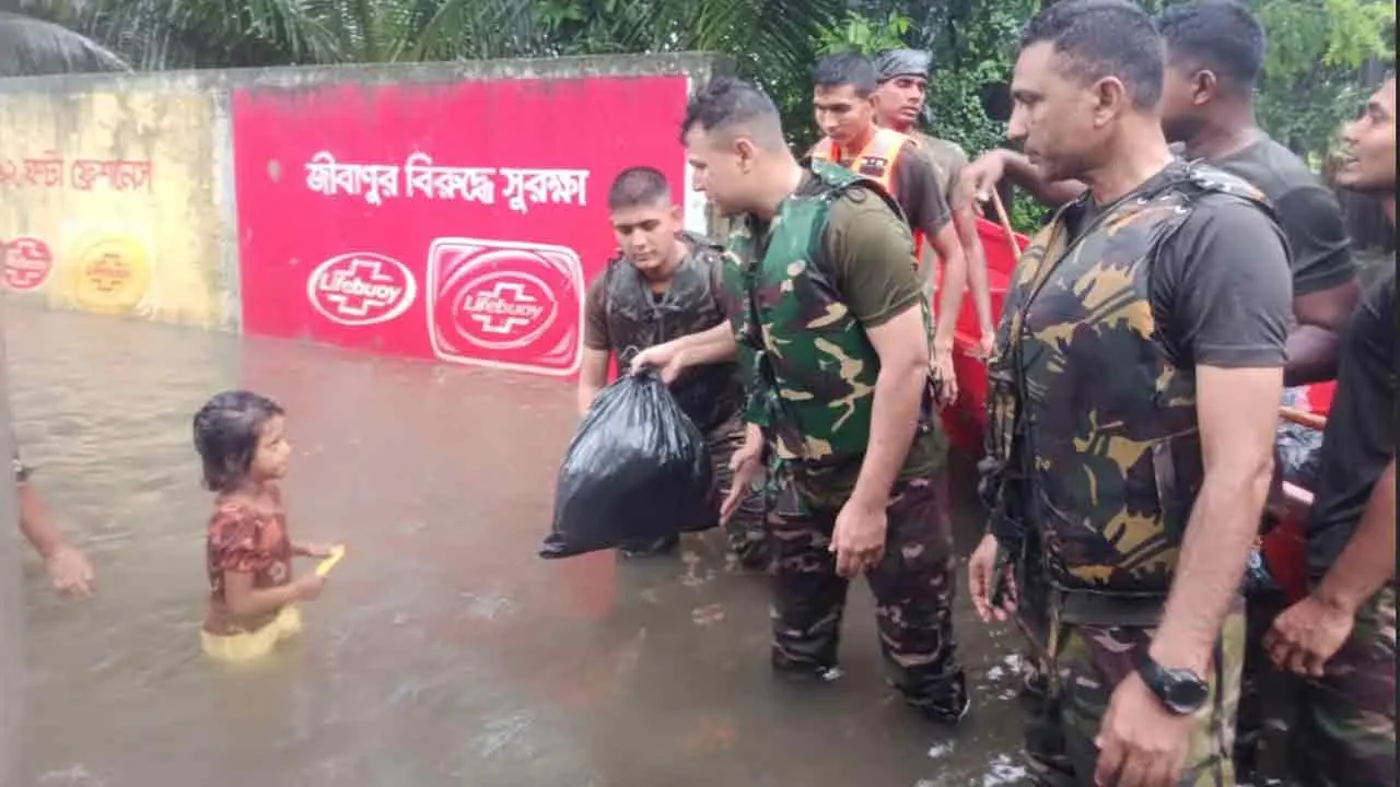 চট্টগ্রামে বন্যার্তদের পাশে সেনাবাহিনী, ৩ হাজার পরিবারে ত্রাণ সহায়তা