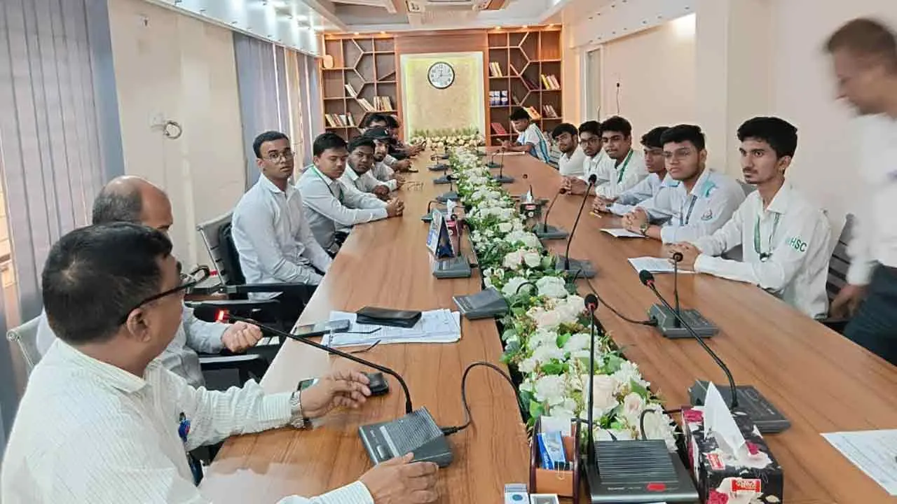 চট্টগ্রাম বোর্ডে দ্রুত পরীক্ষা শুরুর দাবিতে পরীক্ষার্থীদের স্মারকলিপি