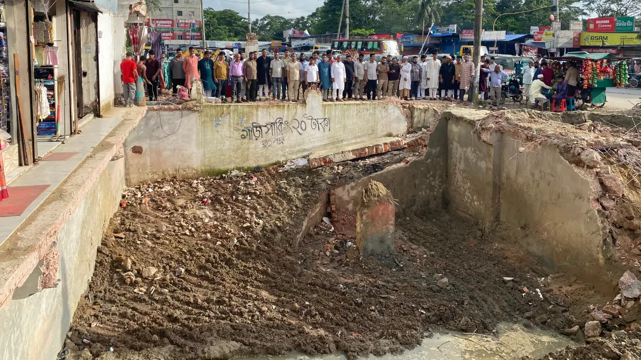 টানেল সংযোগ সড়ক : শপিং মলের সামনে পুকুর সাদৃশ্য গর্তে মৃত্যুঝুঁকি