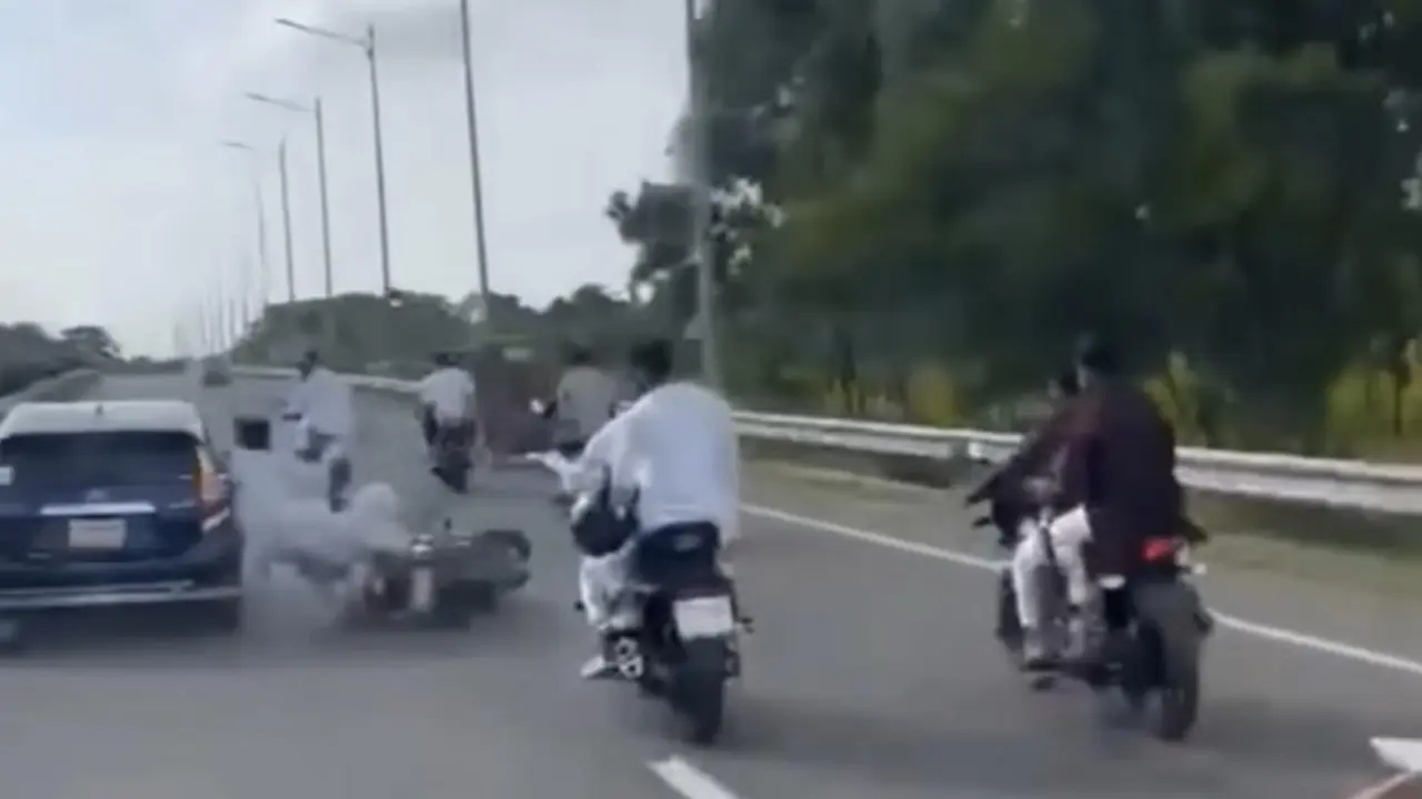 কর্ণফুলী টানেলে প্রাইভেটকারের ধাক্কায় মোটরসাইকেলের ২ আরোহী আহত