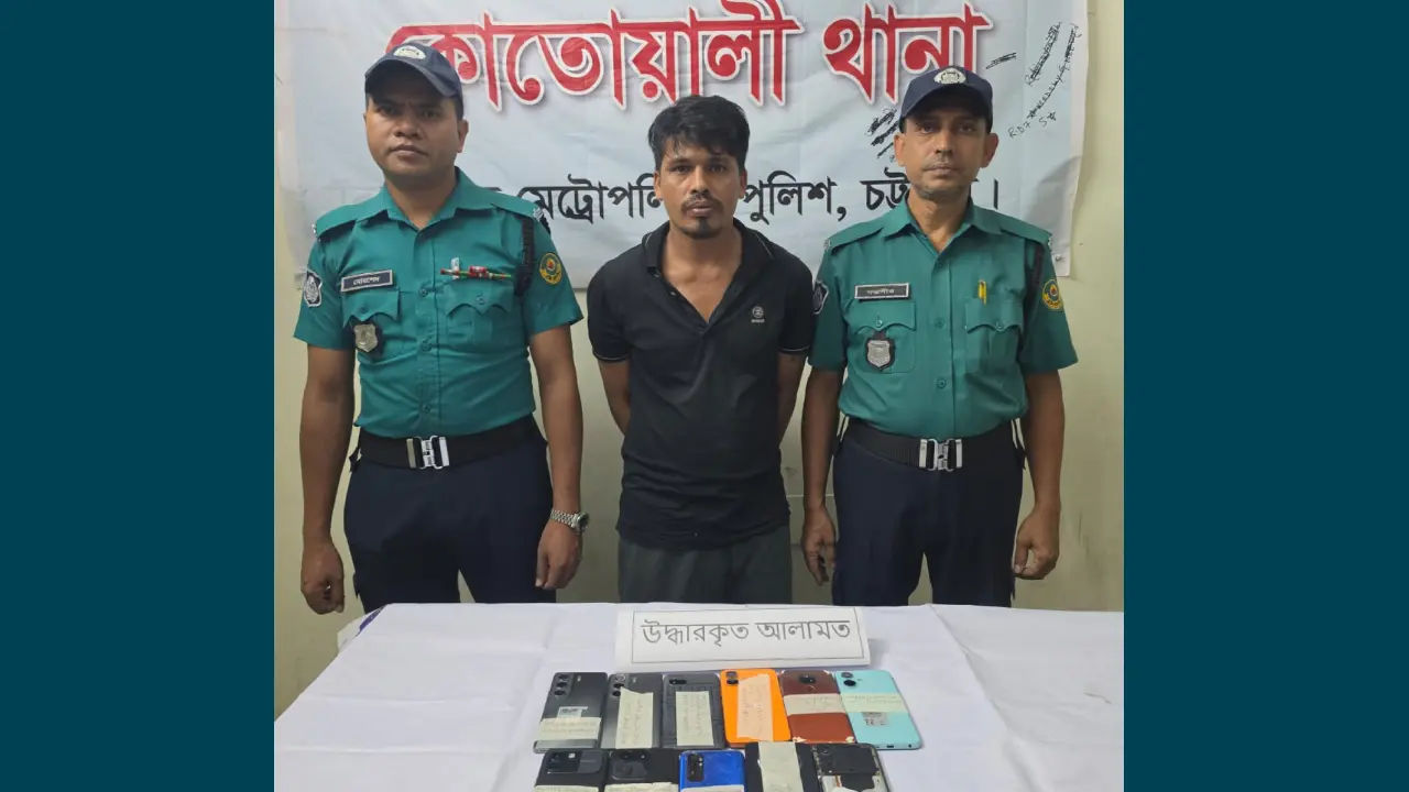 বাসে ফোন ছিনতাই চক্রের মূল হোতা গ্রেপ্তার, উদ্ধার ১১ স্মার্টফোন