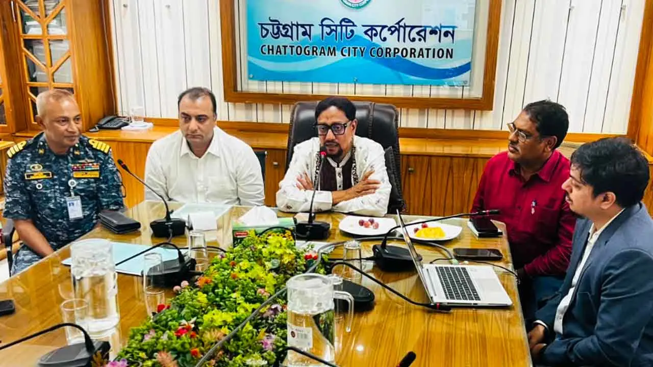 বৃষ্টিতে ক্ষতিগ্রস্ত সড়ক দ্রুত সংস্কার করা হবে : চসিক মেয়র