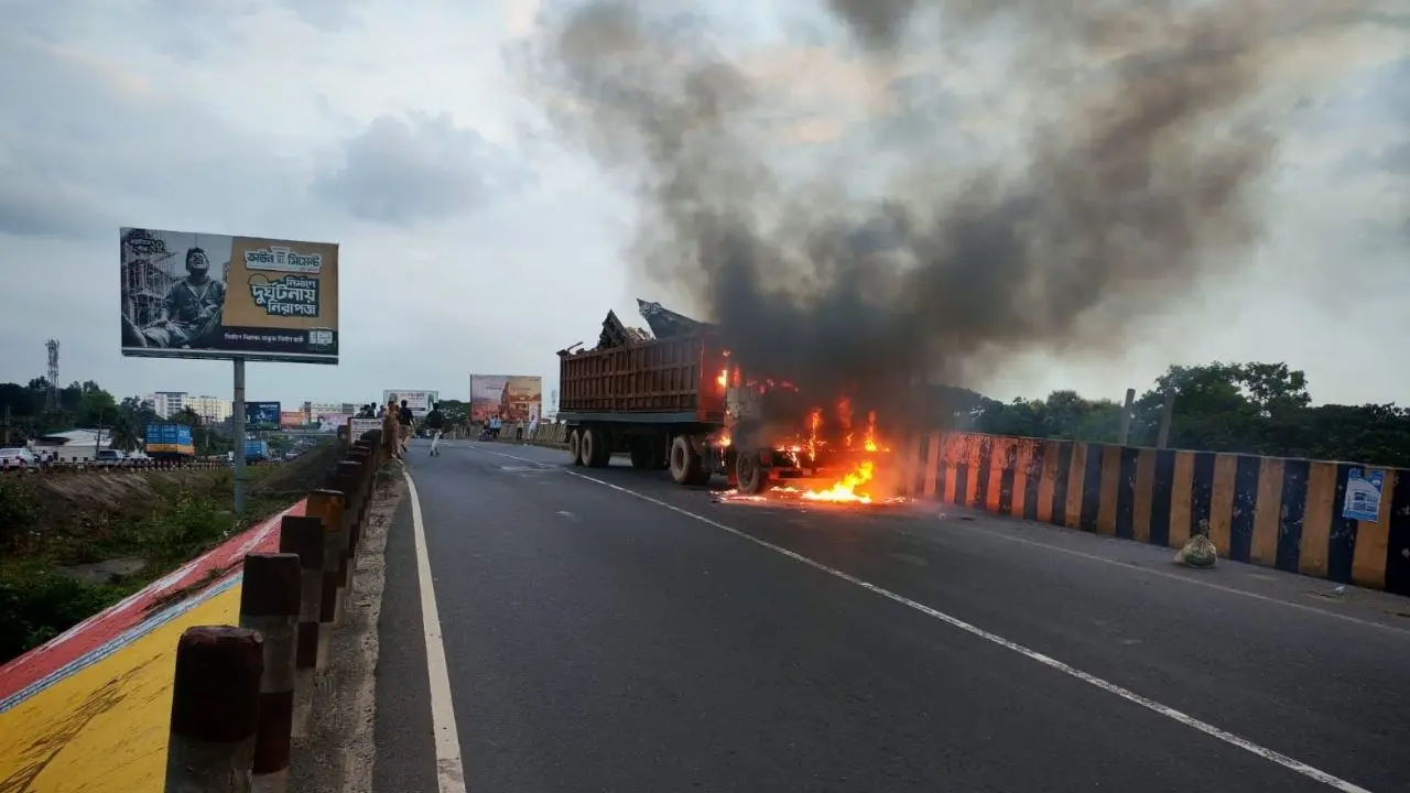 ঢাকা-চট্টগ্রাম মহাসড়কে স্ক্র্যাপবাহী লরিতে আগুন, মহাসড়কে তীব্র যানজট