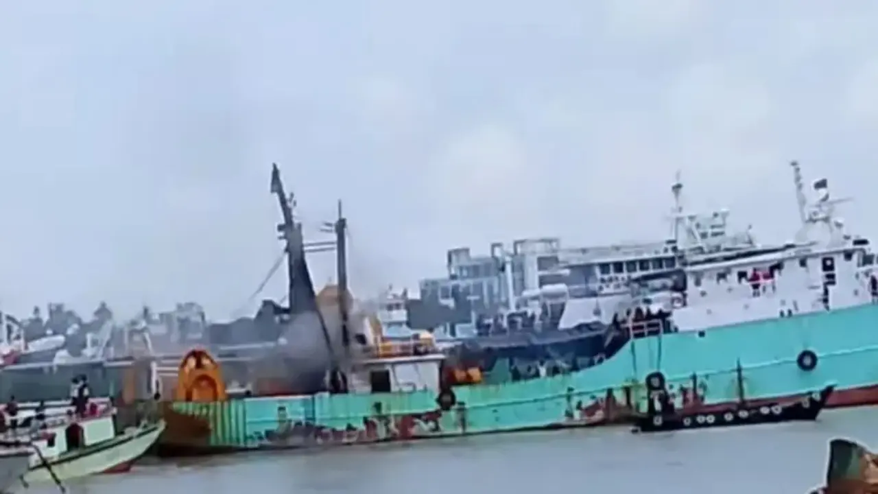কর্ণফুলী নদীতে ফিশিং ট্রলারে অগ্নিকাণ্ডে দগ্ধ দুই নাবিকের মৃত্যু