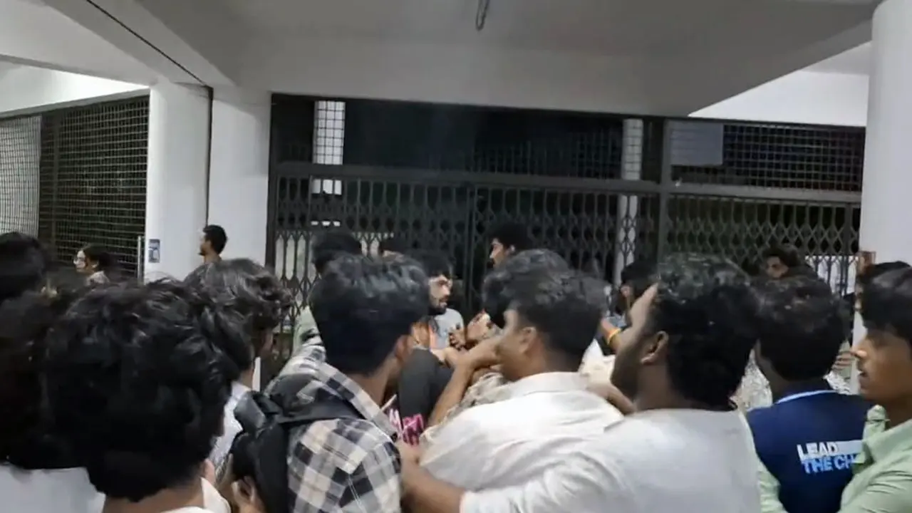 চবিতে কনসার্টে ধূমপান, আয়োজক ও শিক্ষার্থীর মধ্যে হাতাহাতি