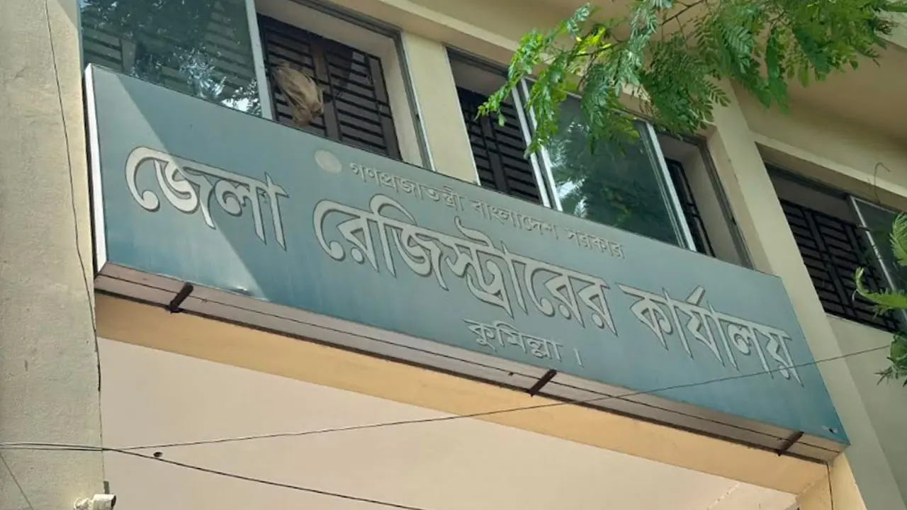 হোমনায় সাব-রেজিস্ট্রারকে হুমকি: ৬ দলিল লেখকের সনদ স্থগিত