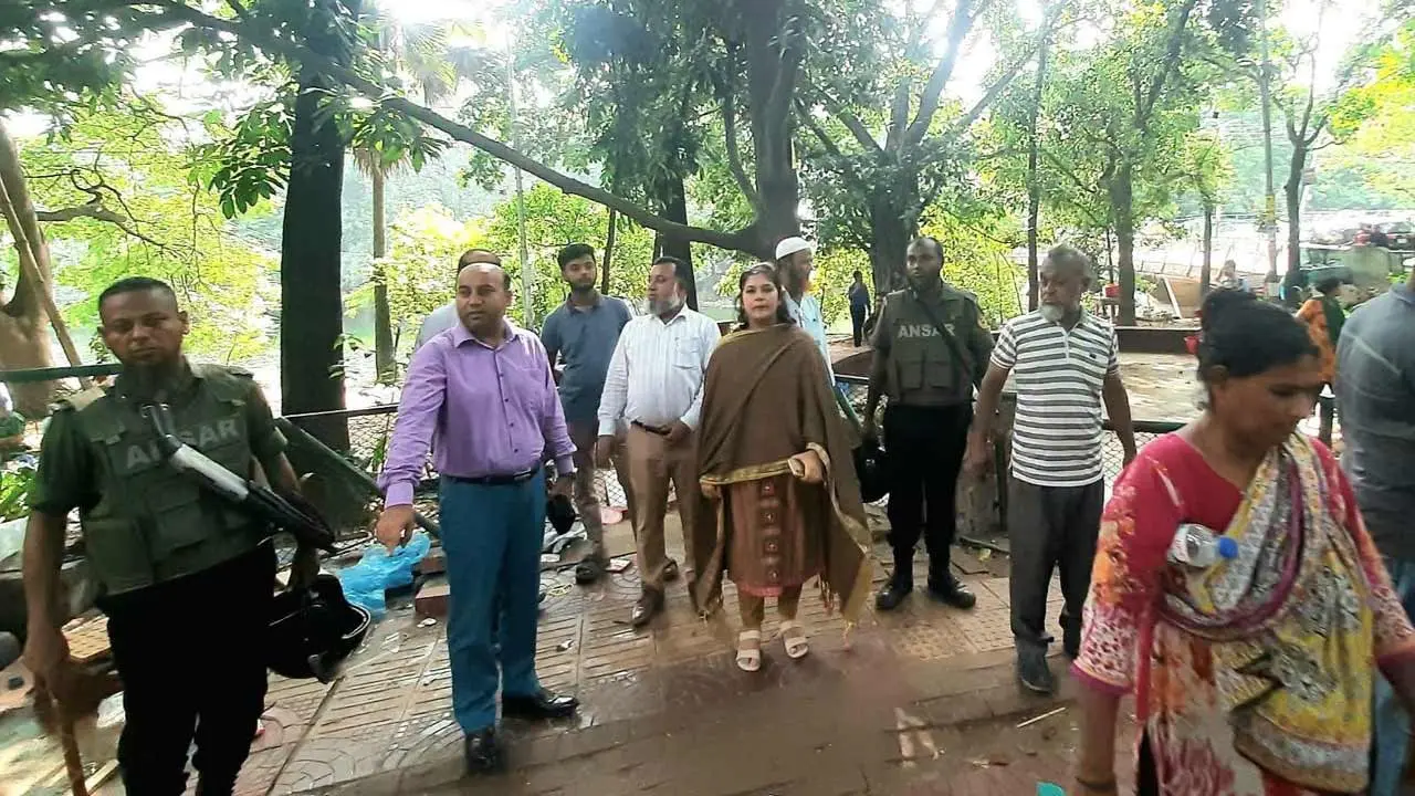 ধানমন্ডি এলাকায় ডিএসসিসির উচ্ছেদ অভিযান, অবৈধ দোকান অপসারণ