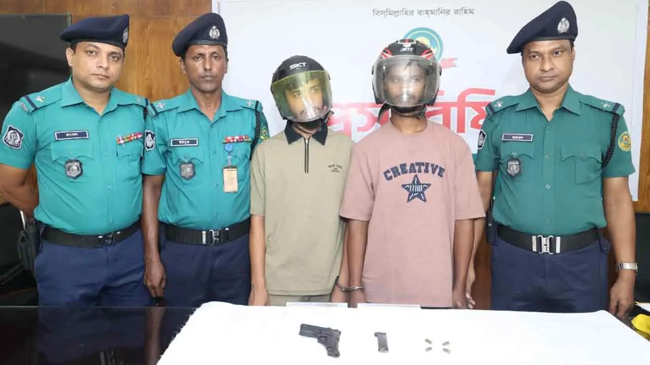 চট্টগ্রামে ইতালির তৈরি পিস্তল ও গুলিসহ ডেভিড ইমনের দুই সহযোগী গ্রেপ্তার